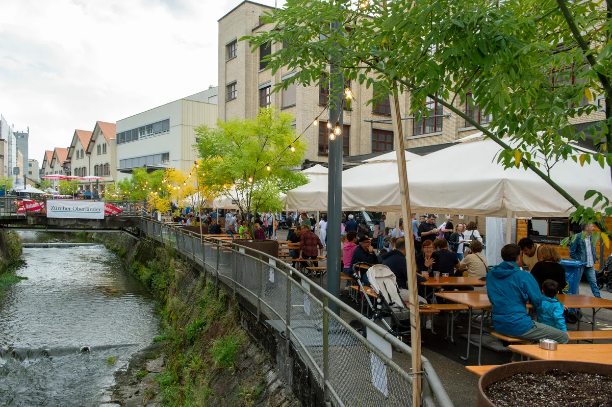 Man sieht Besucher in der Festwirtschaft am Summer Festival.